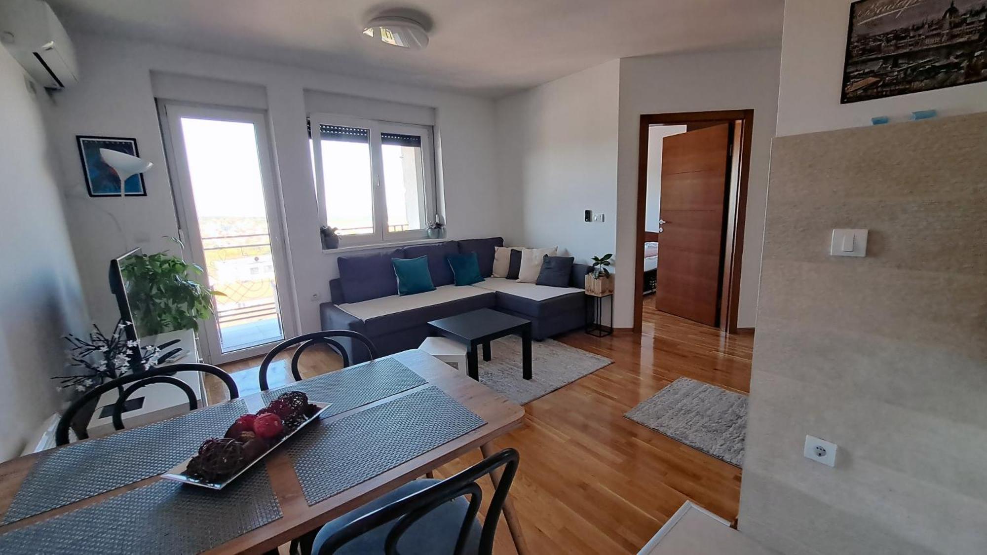 Apartment 442