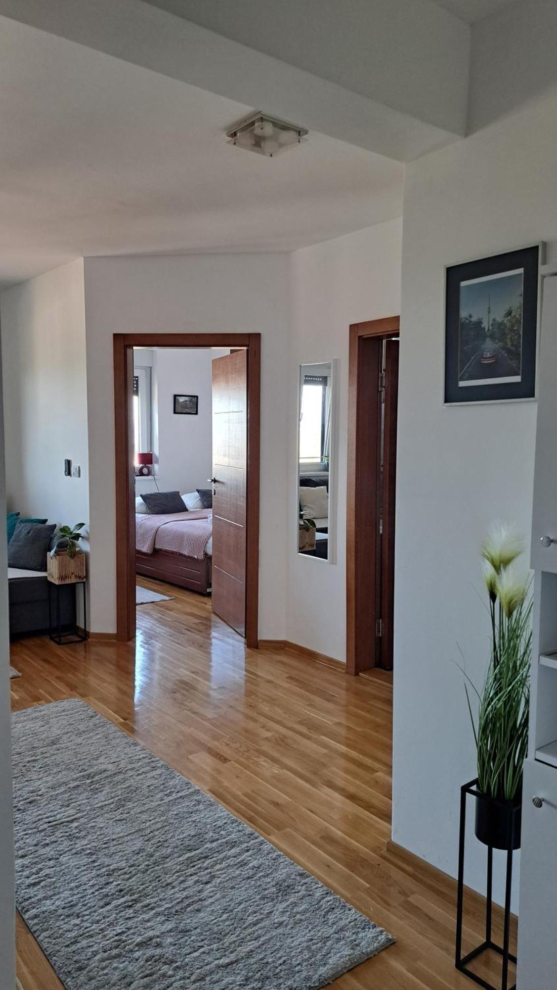 Apartment 442